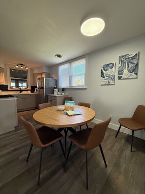 Dining - Escape by the bay! Perfect for unplugging, relaxation and regeneration. (Vickery)