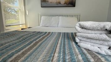 3 bedrooms, iron/ironing board, WiFi, bed sheets