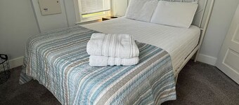 Quiet Lakefront Home + Great Deck + Sunset Views