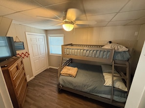 4 bedrooms, WiFi, bed sheets - Relax in Waupaca and the Chain O Lakes. (Waupaca)