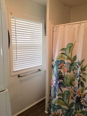 Shower, hair dryer, towels, toilet paper - Relax in Waupaca and the Chain O Lakes. (Waupaca)