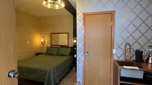 A compact room with a bed, a small kitchenette, and a wooden door. - Pet Friendly Luxury Depa in Bugambilias (Zapopan)