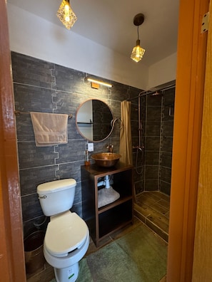 Haartrockner, Handtücher, Toilettenpapier