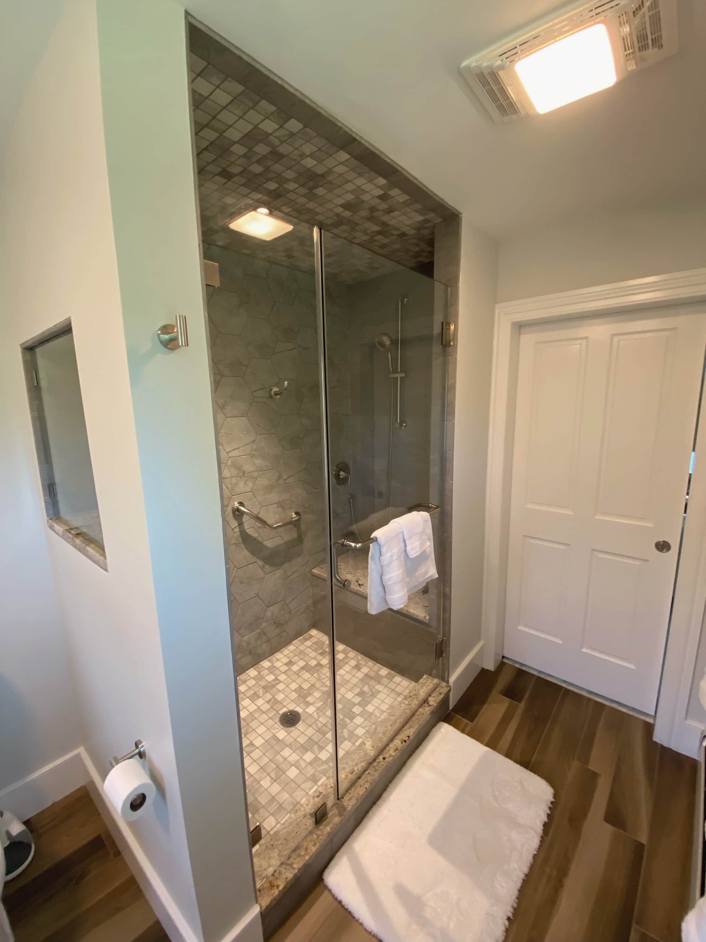 Sèche-cheveux, serviettes fournies