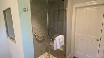 Sèche-cheveux, serviettes fournies