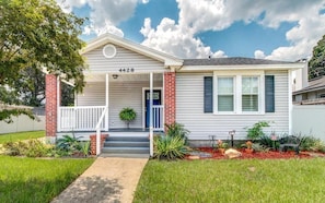 Exterior - Sleek Jacksonville Gem Perfect for Two - Unit 3 (Jacksonville)