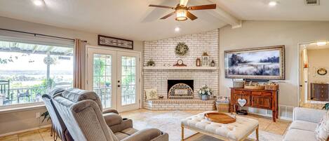 Una televisión, libros