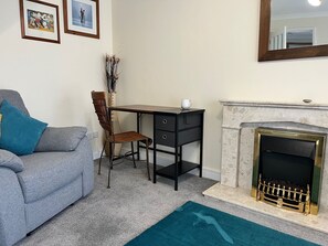 Smart-TV, Kamin, Bücher