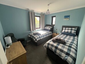 2 bedrooms, desk, iron/ironing board, travel cot - Central MK 2BR Comfy Home, WiFi & Driveway – Corporate Ready | Webbhill Stays (Bradwell Common)