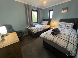 2 bedrooms, desk, iron/ironing board, travel crib - Central MK 2BR Comfy Home, WiFi & Driveway – Corporate Ready | Webbhill Stays (Bradwell Common)