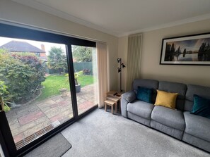 Smart-TV, Kamin, Bücher