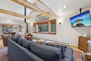 Smart-TV, Kamin, Videospiele, Tischtennisplatte