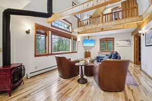 Smart-TV, Kamin, Videospiele, Tischtennisplatte