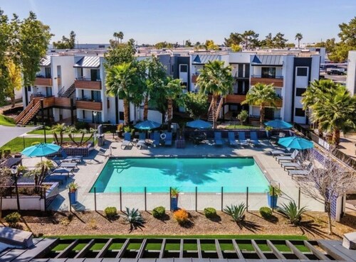 Charming Mesa 1 BD Near ASU w/ Pools, Game Room, Basketball Courts + more