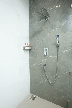 Ducha, artículos de higiene personal gratuitos y secador de pelo