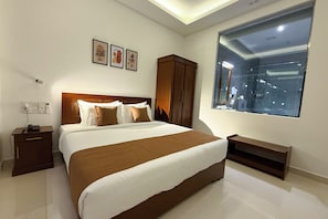Quarto casal luxo, 1 cama de casal, sacada, vista para a colina | Escrivaninha, espaço de trabalho para notebook, Wi-Fi de cortesia
