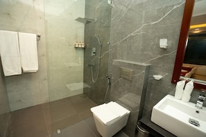 Deluxe Twin Room, Balcony, Mountain View | Bathroom | Shower, free toiletries, hair dryer, towels