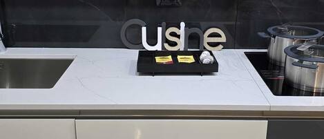 Jääkaappi, uuni, liesi, astianpesukone