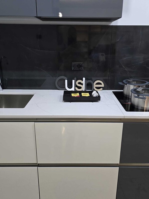 Fridge, oven, stovetop, dishwasher