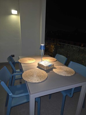 Outdoor dining - Giulia's Penthouse (Cernusco sul Naviglio)