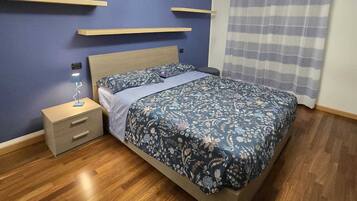 2 sovrum, skrivbord, ljudisolering och strykjärn/strykbräda