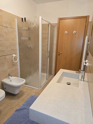 Shower, free toiletries, hair dryer, bidet - Giulia's Penthouse (Cernusco sul Naviglio)
