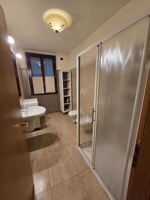 Doccia, asciugacapelli, bidet, asciugamani