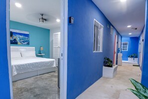 1 bedroom, desk, WiFi