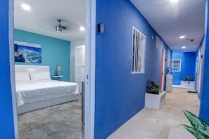 1 bedroom, desk, WiFi