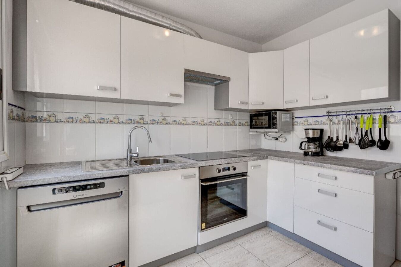 Een koelkast, een magnetron, een oven, een kookplaat