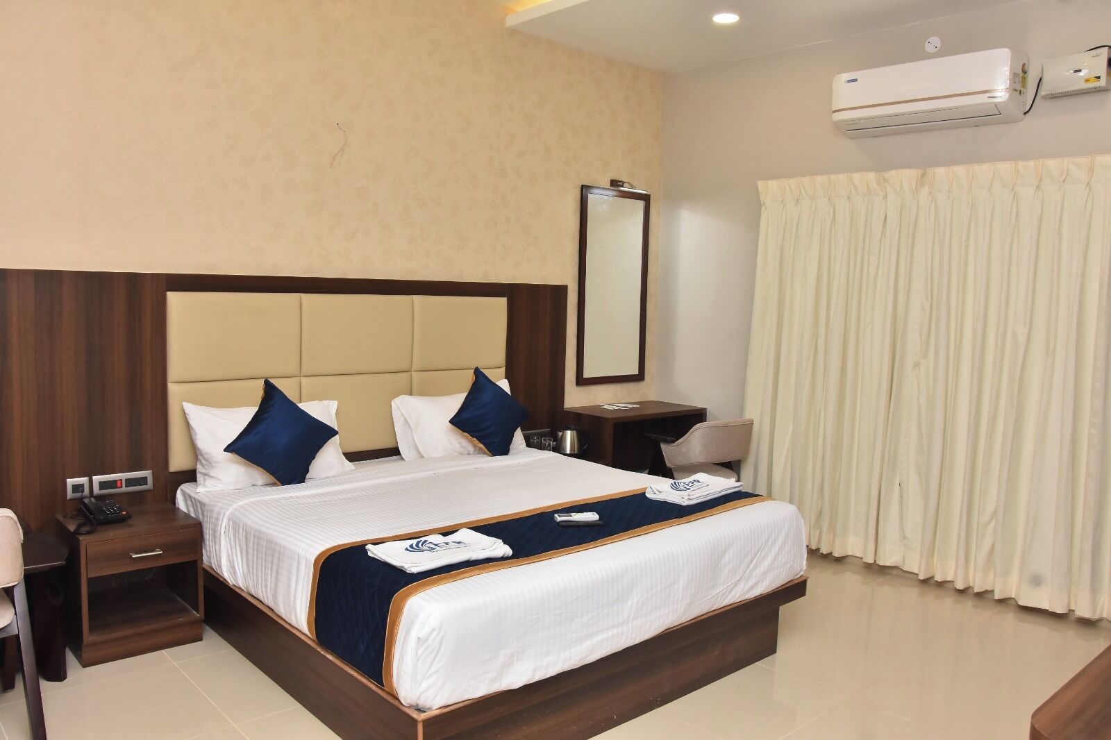 Desk, soundproofing, free WiFi