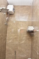 Ducha, toallas, jabón, shampoo