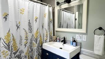 Dusche, Haartrockner, Handtücher