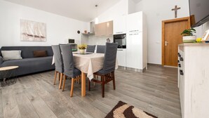 A modern apartment with a dining area, kitchen, and living room. - 3 bedroom lovely apartment in Maslenica (Maslenica)