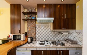 Een koelkast, een kookplaat, een vaatwasser