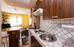 Een koelkast, een kookplaat, een vaatwasser