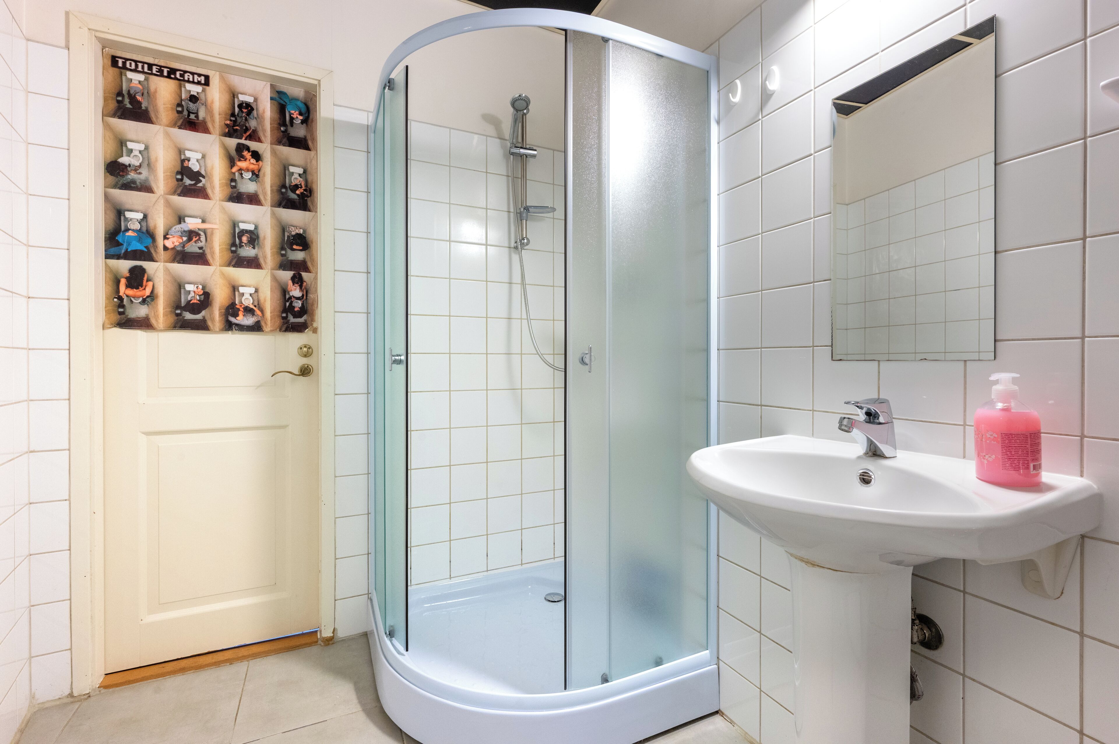 Sèche-cheveux, serviettes fournies, savon, papier toilette