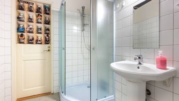 SĂšche-cheveux, serviettes fournies, savon, papier toilette