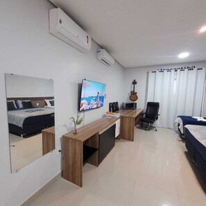Comfort vierpersoonskamer, balkon, uitzicht op stad | Verduisterende gordijnen, een strijkplank/strijkijzer, gratis wifi