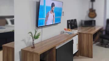 Comfort vierpersoonskamer, balkon, uitzicht op de stad | Verduisterende gordijnen, een strijkplank/strijkijzer, gratis wifi