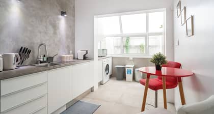 Central & Spacious 2BR in Almada âą Easy access to Lisbon