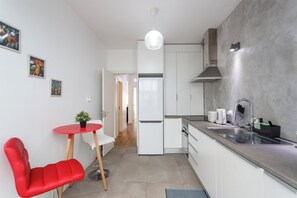 Microwave, oven, stovetop, dishwasher - Central & Spacious 2BR in Almada • Easy access to Lisbon (Almada)