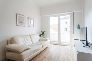 TV - Central & Spacious 2BR in Almada • Easy access to Lisbon (Almada)