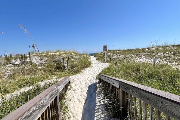 Beach nearby - NEW LISTING: Cute Family Friendly Condo in a Fantastic Location - Comfortable Winter Retreat (Gulf Shores)