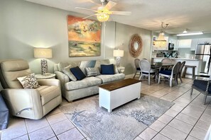 TV, DVD player - NEW LISTING: Cute Family Friendly Condo in a Fantastic Location - Comfortable Winter Retreat (Gulf Shores)