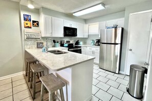 Fridge, microwave, oven, stovetop - NEW LISTING: Cute Family Friendly Condo in a Fantastic Location - Comfortable Winter Retreat (Gulf Shores)
