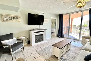 TV, DVD player - NEW LISTING: Cute Family Friendly Condo in a Fantastic Location - Comfortable Winter Retreat (Gulf Shores)
