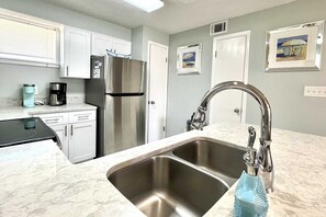 Een koelkast, een microgolfoven, een oven, een kookplaat