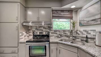 Een koelkast, een magnetron, een oven, een kookplaat