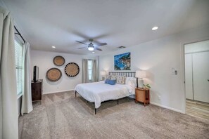 A bedroom with a bed, ceiling fan, wall decor, and a window. - Lakefront Near Schlitterbahn and New Braunfels (McQueeney)